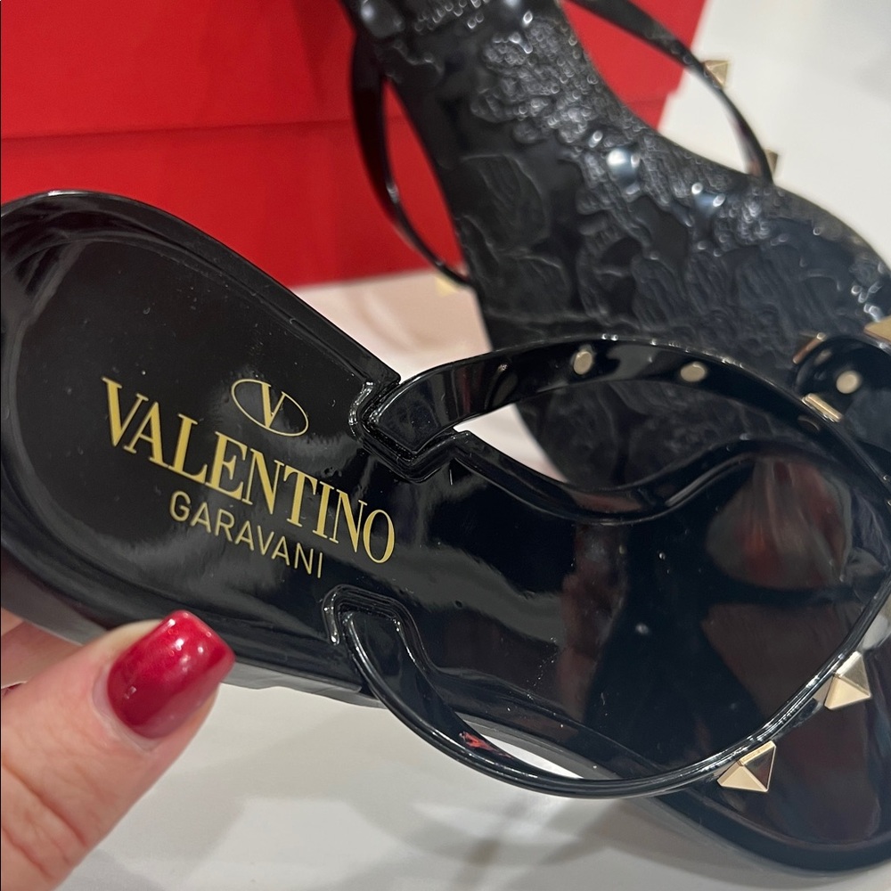 Valentino Garavani Rockstud Bow Jelly Thong Sandals - Picture 11 of 14